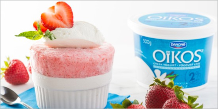Photo d'un dessert glacé et d'un pot de yogourt de marque Oikos, courtoisie de Danone