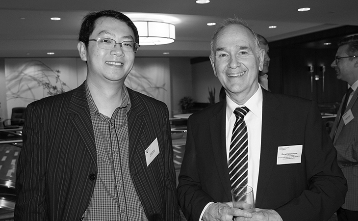 Photo de Felix Deng, TQC Équipement, et Donald Lajeunesse, Investissement Québec 