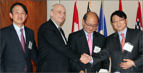 Photo of B.G. Rhee, President of the Green Cross Holdings Board of Directors, Mario Albert, President and CEO of Investissement Québec, Kim Young-ho, President of Green Cross Biotherapeutics, and Huh Il-su, President and CEO of Green Cross.
