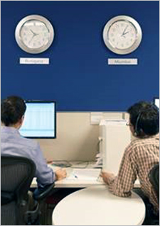 Photo d'employés de Morgan Stanley devant des ordinateurs