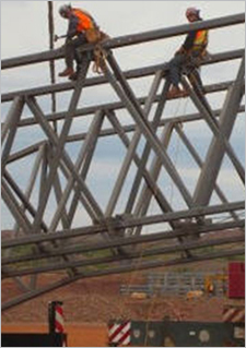 Photo d'ouvriers de Tata Steel sur une structure d'acier