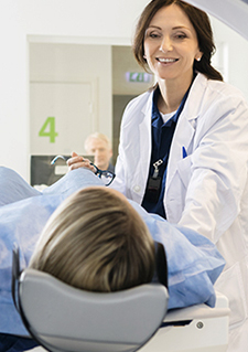 Photo d'une médecin qui s'apprête à faire entrer un patient dans un scanner. Shutterstock.