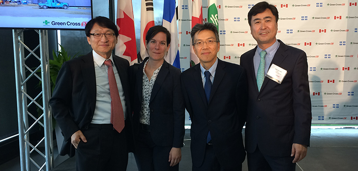 De gauche à droite : Il-Sup Huh, PDG de Green Cross, Vanessa Marsan, MESI, Kim Ah-You, Investissement Québec, et  Joon Han, directeur général de Green Cross Biotherapeutics