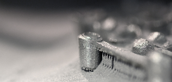 Plate-forme d'impression avec objet imprimé sur une imprimante 3d pour métal et poudre métallique recouverte.