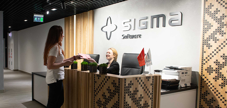 Photo d'une personne qui se présente à la réception d'un bureau de Sigma Software