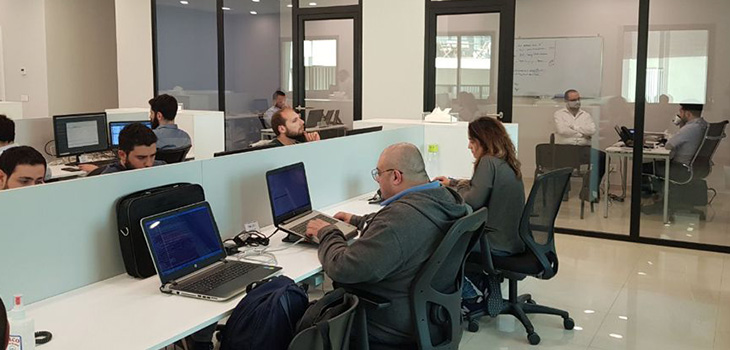 Photo de gens travaillant avec des ordinateurs portables dans un bureau