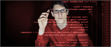 Photo d'un homme pointant sur un tableau numérique rempli de données