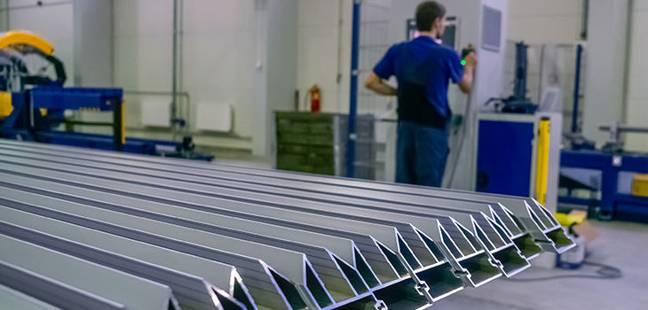Photo de l'industrie de la transformation d'aluminium : homme au travail