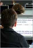 Photo d’une personne ayant une déficience visuelle en train de lire un écran d’ordinateur avec un logiciel grossissant.