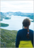 Photo d’une fillette admirant le Fjord du Saguenay