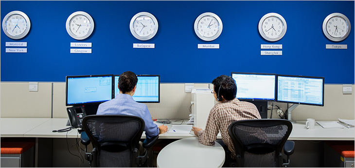 Photo d'employés de Morgan Stanley devant des ordinateurs