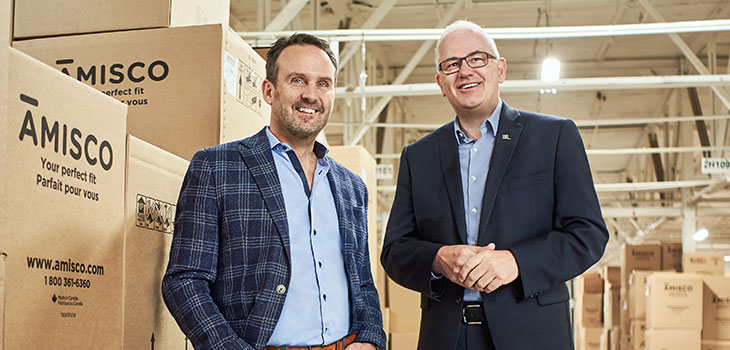 Photo de Réjean Poitras, président et chef de la direction, Amisco, et de Joël Girard, directeur, Investissement manufacturier, Investissement Québec