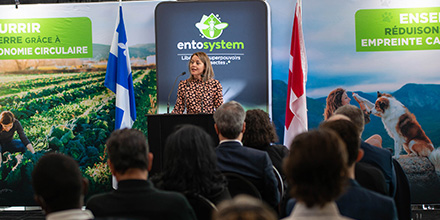 Photo de Nathalie Desjardins, directrice régionale, Centre du Québec, prenant la parole lors de la conférence de presse pour le financement accordé à l'entreprise Entosystem