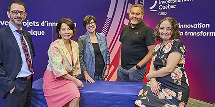 Photo de groupe - De gauche à droite : Denis Beauchemin (Qc International), Lyne Dubois,  Leesa Hodgson(DESL), Marc-André Gaudreau (CNIMI), Geneviève Bourgoing (DEL)