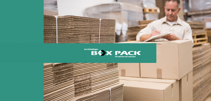 Photo d'un employé parmi des piles de boîtes de carton et texte indiquant « Les Emballages Box Pack, Un service sur mesure! »