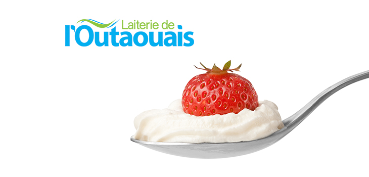 Logo de la Laiterie de l'Outaouais et fraise et crème dans une cuillère