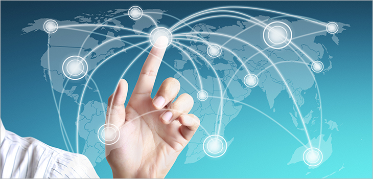 Image d'une main qui pointe un réseau numérique sur une carte du monde