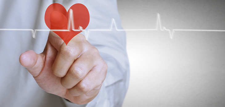 Doigt d'un médecin qui pointe le dessin d'un coeur avec une ligne qui représente les pulsations cardiaques