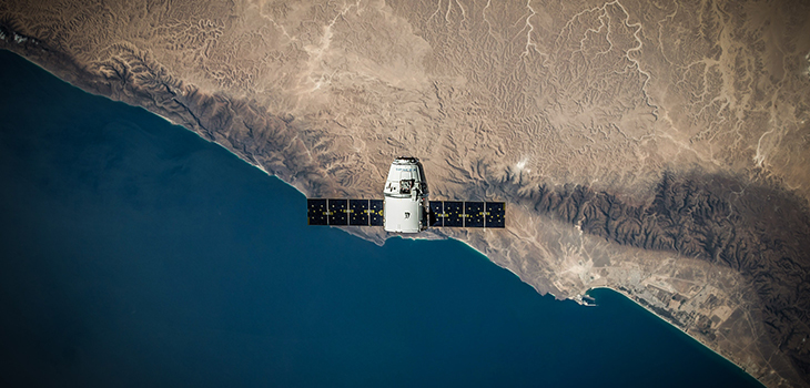 Photo de SpaceX en orbite au-dessus de la terre