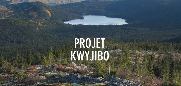 Photo d’un lac entouré d’une forêtet texte indiquant « Projet Kwyjibo » 