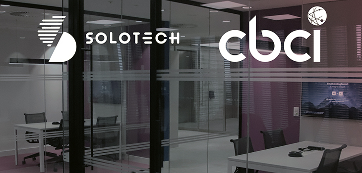 Photo d’un bureau vitré et logos de Solotech et de CBCI