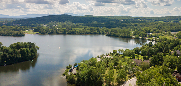 Vue sur une petite ville, lac et rivière du ciel. Cowansville (Québec), Canada