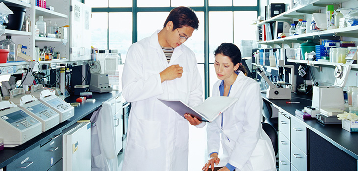 Photo de deux chercheurs  en discussion dans un laboratoire