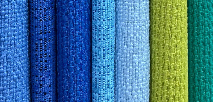 Photo de pièces de tissus de couleurs variées