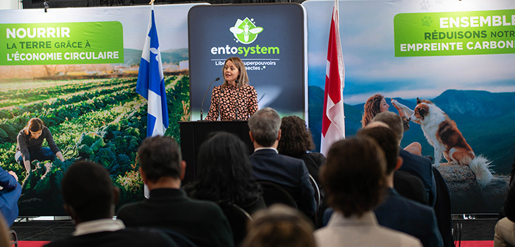Photo de Nathalie Desjardins, directrice régionale, Centre du Québec, prenant la parole lors de la conférence de presse pour le financement accordé à l'entreprise Entosystem
