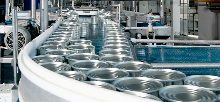 Photo d'une chaîne de production de cannes d'acier