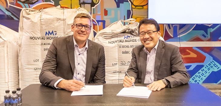 Photo d'Eric Desaulniers et d'Hiroshi Kakiuchi officialisant le partenariat lors d’une cérémonie de signature à l’usine de la phase 1 de NMG.