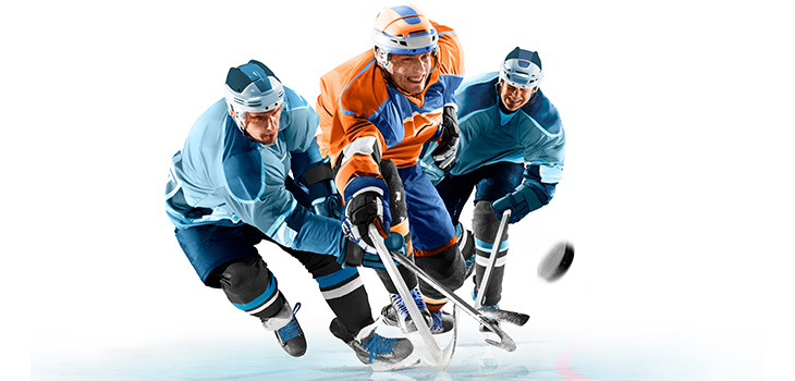 Photo de joueurs de hockey professionnel patinant sur glace