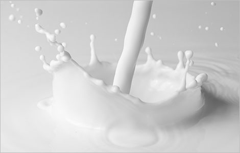 Photo de lait versé dans un contenant