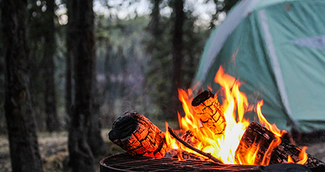 Image d'un feu de camp et d'une tente