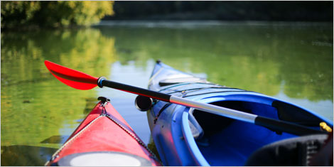 Photo de kayaks sur un lac