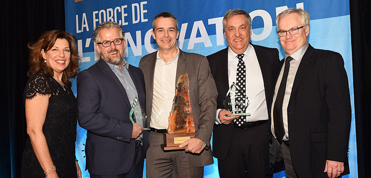 Louis Roy (au centre), en compagnie de la présidente-directrice générale de l'AQT, Nicole Martel, des deux finalistes et d’André Petitclerc (à droite) vice-président au réseau régional par intérim, Investissement Québec.