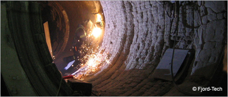 Photo d'un soudeur dans un tunnel minier