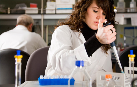 Photo d'une jeune femme travaillant dans un laboratoire