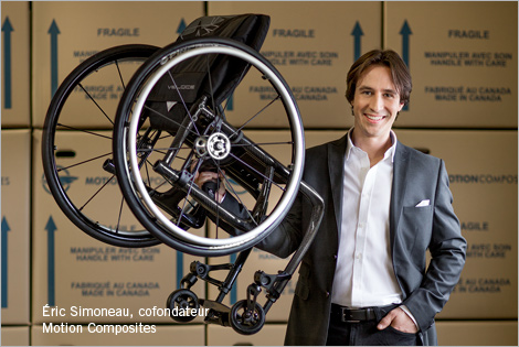 Photo d'Éric Simoneau, cofondateur de Motion Composites, tenant un fauteuil roulant ultraléger 