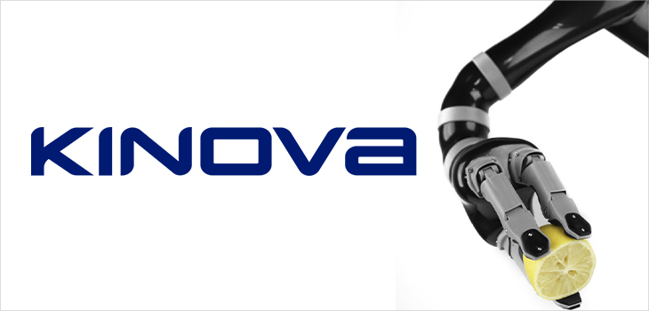 Photo d’un bras robotisé de Kinova tenant une moitié de citron et logo de Kinova