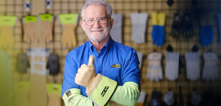 Photo de Donald Gagné, président-directeur général, portant une paire de gants conçus par l’entreprise
