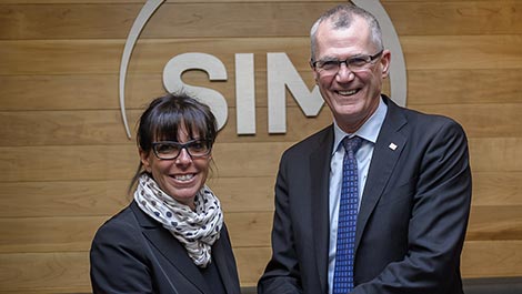 Photo de Chantal Trépanier, présidente de SIM, et Pierre Gabriel Côté, pdg d’Investissement Québec