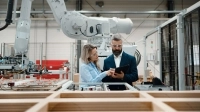 Deux ingénieurs analysent la performance d'une chaîne de production
