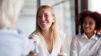 Deux femmes sont en rencontre d'affaires avec une autre femme, elles se serrent la main