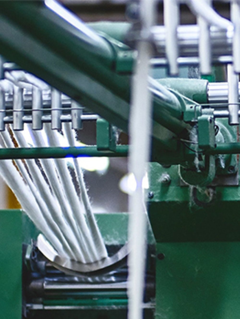 Machine textile en fonctionnement, montrant des fils en cours de transformation dans les équipements de production de FilSpec.