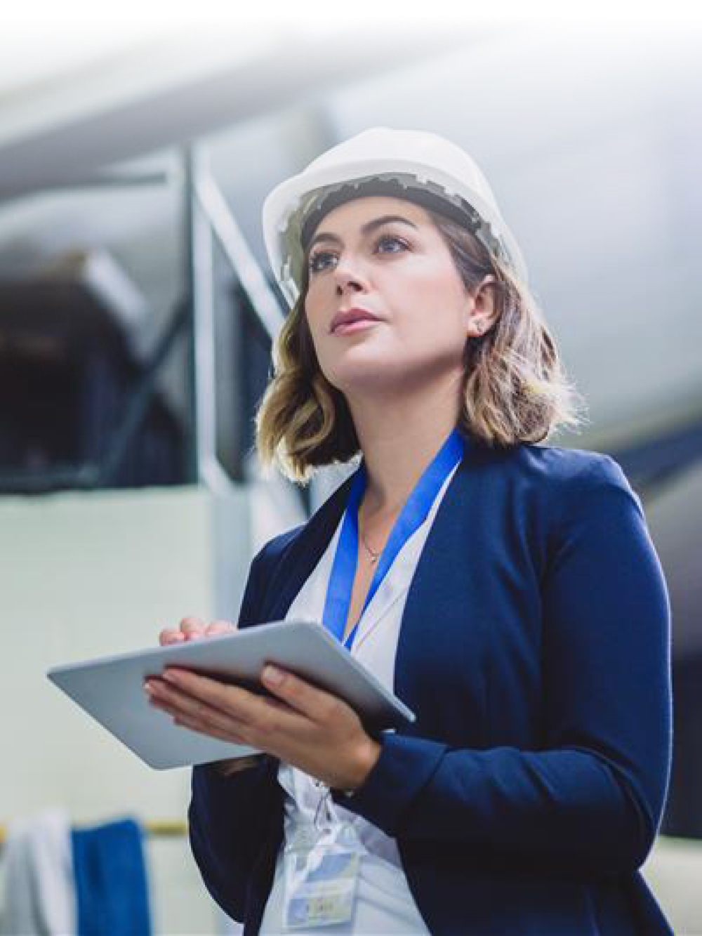 Une ingénieure prend des notes dans une usine