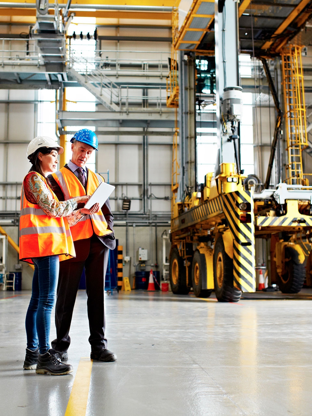Un dirigeant et une conseillère regardent une tablette 