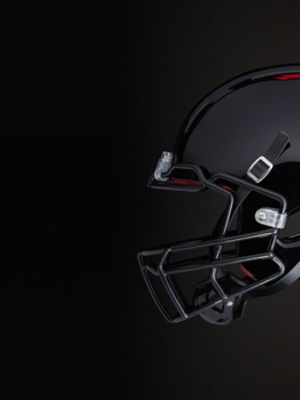 Casque de football noir avec des accents rouges.