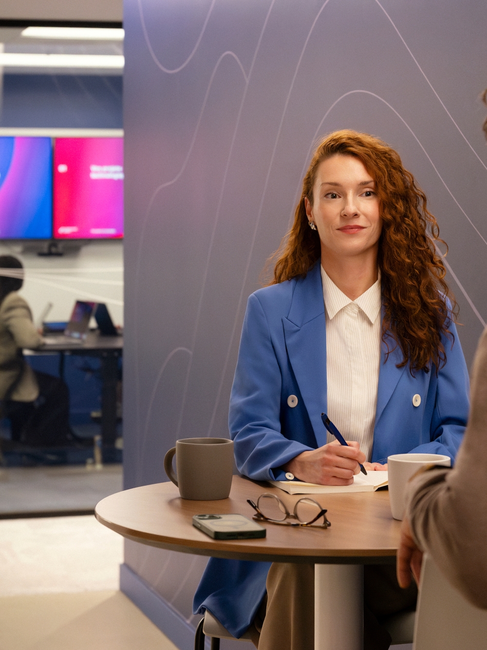 Une conseillère et un PDG discutent autour d'un café