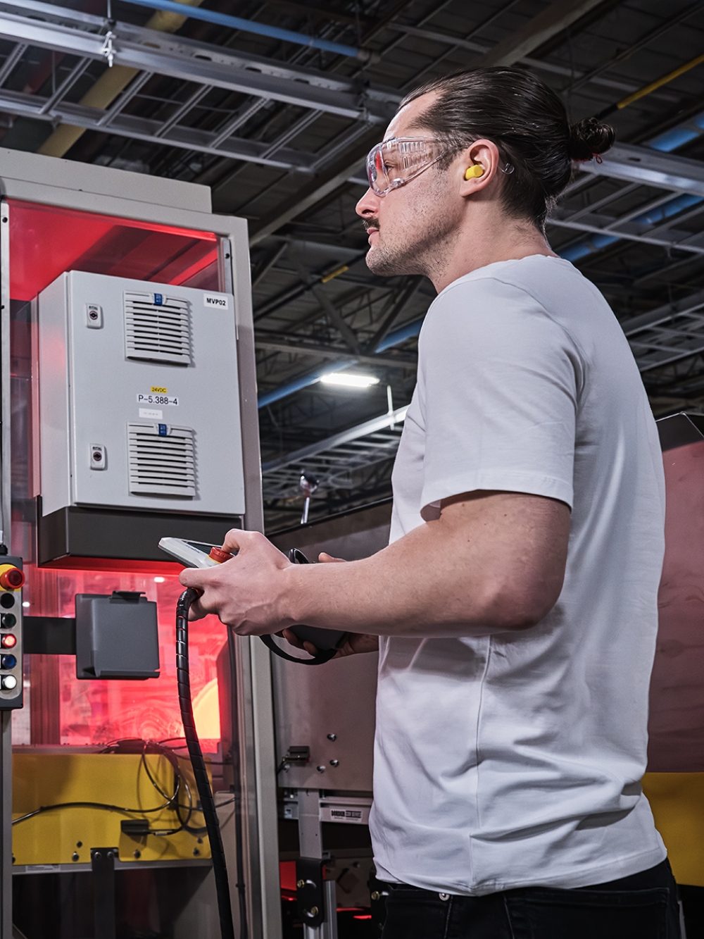 un employé qui manipule un robot